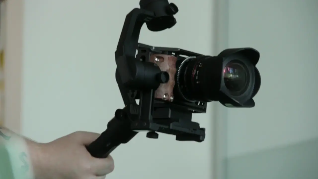 Systemkamera mit Weitwinkelobjektiv auf einem Hand-Gimbal